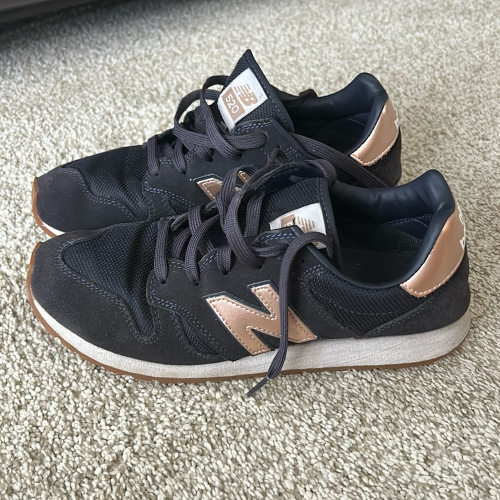 New Balance 520 Women’s Size 8 Navy Blue and rose gold